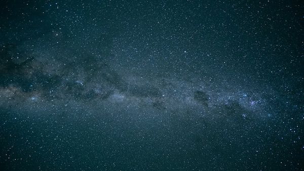 משעה שהחושך נשרה על תל אביב: מומחה בנושאים אסטרונומיים