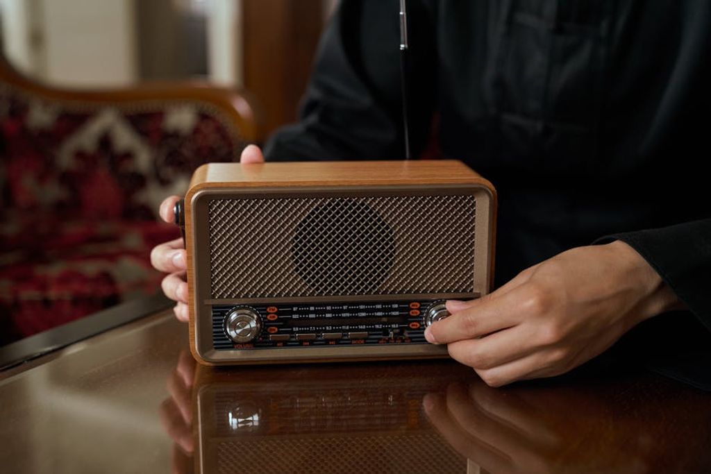 Ron Lach באתר PEXELS radio