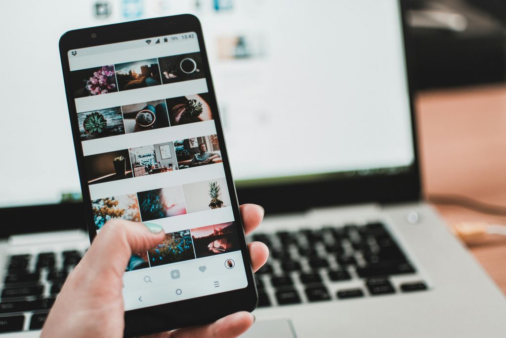 https://www.pexels.com/ru-ru/photo/samsung-galaxy-s8-macbook-pro-1092671/